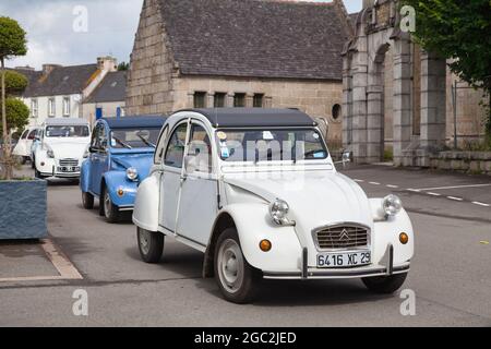 Pleyber-Christ, Frankreich - Juli 04 2021: Der Citroën 2CV (französisch: Deux chevaux) ist ein Sparwagen, der 1948 von Citroën hergestellt wurde. Stockfoto