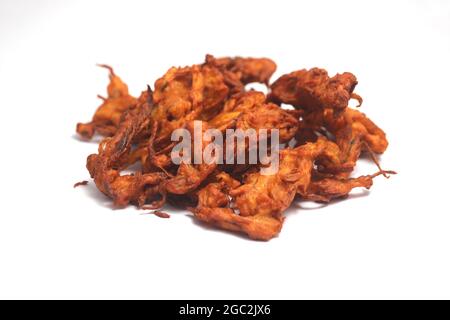 Gebratene Zwiebel Pakora oder Pyaj Pakoda auch bekannt als Crispy Kanda bhaji, Bhajji, Bajji, Lieblings-Indian Tea-Time Snack während der Regenzeit. Serviert mit Witz Stockfoto