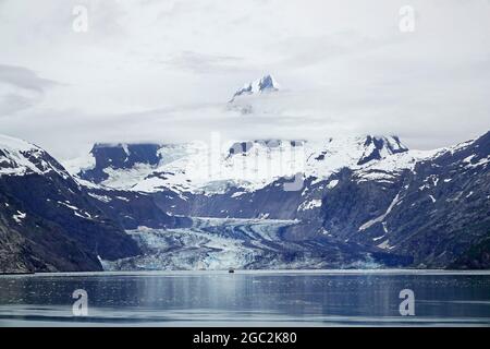 Glacier Bay National Park, Alaska. Der Eisfluss des Jphjn Hopkins Glacier zieht sich, wie so viele andere Gletscher im Park, jedes Jahr aufgrund des Klimawandels mit einer erhöhten und dramatischen Geschwindigkeit zurück. Juli 2021. Stockfoto