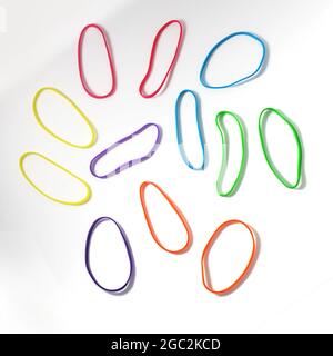 Gruppe von mehrfarbigen Gummigeldbändern isoliert auf weißem, flachem Gummiband Stockfoto
