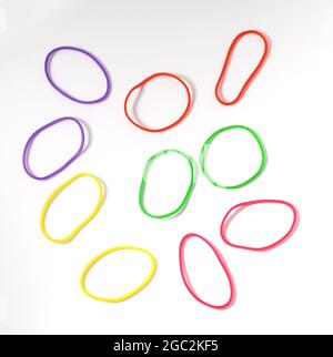Gruppe von mehrfarbigen Gummigeldbändern isoliert auf weißem, rundem Gummiband Stockfoto