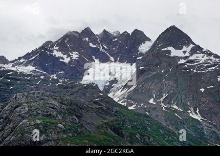 Glacier Bay National Park, Alaska; Juli 2021. Dieser kleine Berggletscher zieht sich jährlich aufgrund des Klimawandels zurück. Stockfoto