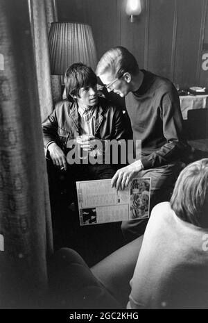 GÖTEBORG MARS 30 1965 Keith Richards, links, von den Rolling Stones im Park Aveny Hotel in Göteborg Mars 30, 1965. Die Band sollte während ihrer Europatour auf einer Mässhallen-Popgala spielen.Foto: Björn Larsson Ask / SE / TT / Kod: 3020 Stockfoto