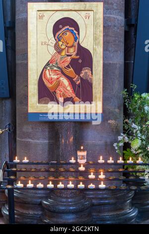 Die Jungfrau der Zärtlichkeit von Vladimir mit Votivkerzen in der Salisbury Cathedral, Salisbury, Wilshire, Großbritannien im Juli Stockfoto