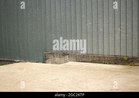 Materialzäunung. Wandoberfläche. Zaun auf der Straße. Stockfoto