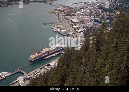 Juneau, Alaska, Juli 2021. Überblick über das Hafengebiet von Juneau, den Gastineau-Kanal und ein großes Kreuzschiff, das dort von der Goldbelt Mount Roberts Tramway über der Stadt angedockt ist. Stockfoto