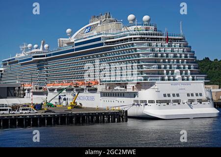 Seattle, Washington Harbour, Puget Sound, 2021. Ein riesiges Princess Lines-Kreuzschiff dockte im Hafen von Seattle, Washington an. Stockfoto