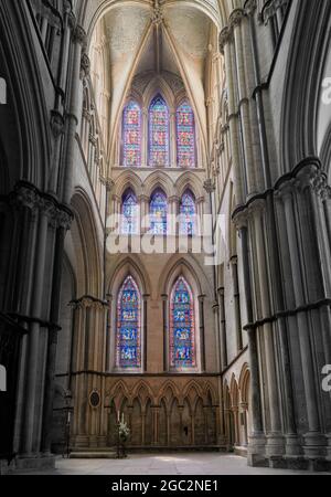 Buntglasfenster im Südosten Querschiff an der mittelalterlichen Kathedrale von Lincoln, England. Stockfoto