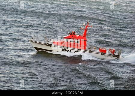 Seattle, Washington Harbour, Puget Sound, 2021. Ein Ozeanpilotenboot holt einen Piloten von einem Kreuzschiff ab, das den Hafen von Seattle verlässt. Stockfoto