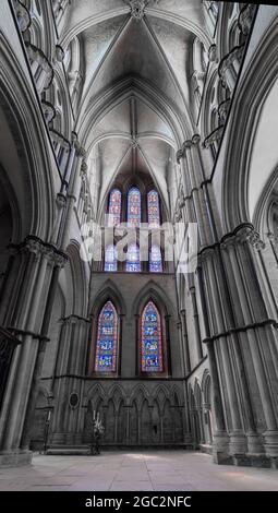 Buntglasfenster im Südosten Querschiff an der mittelalterlichen Kathedrale von Lincoln, England. Stockfoto