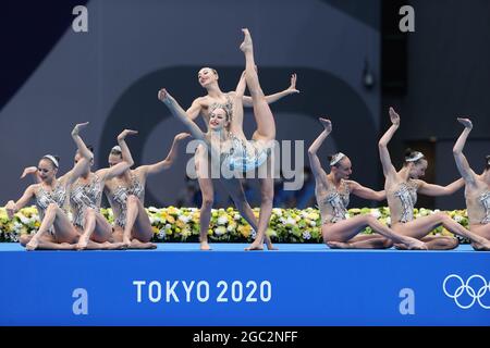 Tokio, Japan. August 2021. Team Ukraine tritt während der technischen Routine des künstlerischen Schwimmteams bei den Olympischen Spielen 2020 in Tokio, Japan, am 6. August 2021 an. Quelle: Ding Xu/Xinhua/Alamy Live News Stockfoto