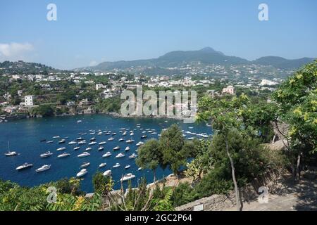 Blick auf die Insel Ischia vom aragonesischen Schloss in Italien Stockfoto