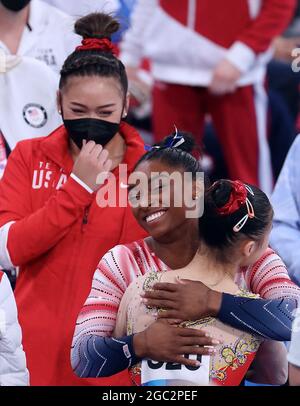 Die US-Amerikanerin Simone Biles begrüßt die chinesische Chenchen Guan während des Frauen-Balance-Beam-Finales am 2020. August 2021 im Ariake Gymnastic Center am elften Tag der Olympischen Spiele 3 in Tokio in Japan. Foto von Giuliano Bevilacqua/ABACAPRESS.COM Stockfoto