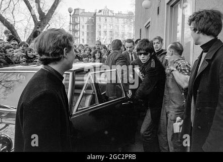 GÖTEBORG MARS 30 1965 Keith Richards von den Rolling Stones lässt am 30. März 1965 in Göteborg ein Auto stehen. Die Band sollte während ihrer Europatour auf einer Mässhallen-Popgala spielen.Foto: Björn Larsson Ask / SE / TT / Kod: 3020 Stockfoto
