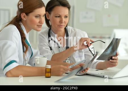 Porträt von Ärztinnen, die im Krankenhaus arbeiten Stockfoto
