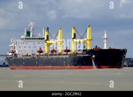 06/08/2021. Gravesend UK EIN sonniger Tag an der Themse in der Nähe von Gravesend in Kent. Das Bild zeigt den Bulk-Carrier Baranee Naree in Tilburyness als Escor Stockfoto