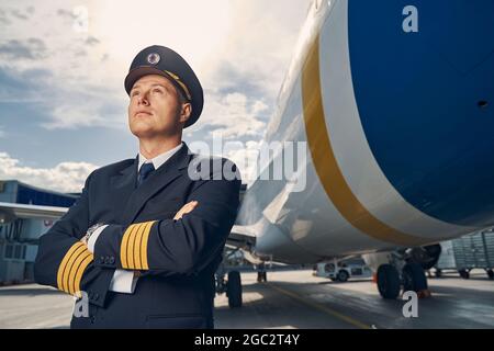 Pilot in Uniform, der in den Himmel blickt Stockfoto