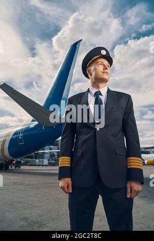 Attraktive professionelle Flieger in Uniform gekleidet Blick weg Stockfoto