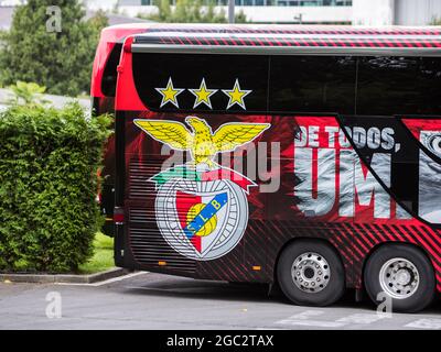 Braga, Portugal - 06. August 2021: SL Benfica Bus vor dem Melia Hotel geparkt. Rückseite des Busses mit einer Nahaufnahme des SL Benfica-Emblems Stockfoto