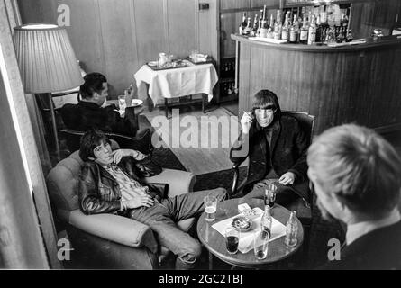 GÖTEBORG MARS 30 1965 Keith Richards und Bill Wyman von den Rolling Stones im Park Aveny Hotel in Göteborg Mars 30, 1965. Die Band sollte während ihrer Europatour auf einer Mässhallen-Popgala spielen.Foto: Björn Larsson Ask / SE / TT / Kod: 3020 Stockfoto