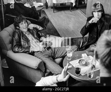 GÖTEBORG MARS 30 1965 Keith Richards und Bill Wyman von den Rolling Stones im Park Aveny Hotel in Göteborg Mars 30, 1965. Die Band sollte während ihrer Europatour auf einer Mässhallen-Popgala spielen.Foto: Björn Larsson Ask / SE / TT / Kod: 3020 Stockfoto