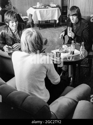 GÖTEBORG MARS 30 1965 Keith Richards, Brian Jones und Bill Wyman von den Rolling Stones im Park Aveny Hotel in Göteborg, 30. März 1965. Die Band sollte während ihrer Europatour auf einer Mässhallen-Popgala spielen.Foto: Björn Larsson Ask / SE / TT / Kod: 3020 Stockfoto