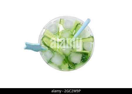 Gin Tonic Cocktail oder Wasser mit Gurke und Eiswürfeln Stroh mit einem Stern isoliert auf weißem Hintergrund dekoriert. Draufsicht Stockfoto