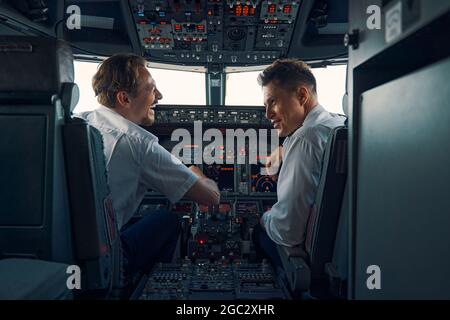 Zwei Flieger sitzen im Cockpit eines Flugzeugs Stockfoto