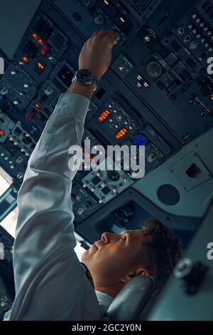 Vorsteuerstecker, der den Schalter an der Dachkonsole dreht Stockfoto