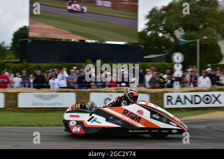 Maria Costello, Vicky Cooke, LCR-Kawasaki F2, 110 Jahre Mountain Course, die Maestros - Motorsport's Great All-Rounders, Goodwood Festival of S Stockfoto