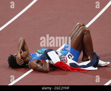 Tokio, Japan. August 2021. Marileidy Paulino aus der Dominikanischen Republik feiert am Freitag, den 6. August 2021, die Silbermedaille im 400-m-Finale der Frauen bei den Olympischen Sommerspielen 2020 in Tokio, Japan. Foto von Bob Strong/UPI Credit: UPI/Alamy Live News Stockfoto