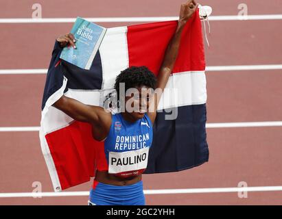 Tokio, Japan. August 2021. Marileidy Paulino aus der Dominikanischen Republik feiert am Freitag, den 6. August 2021, die Silbermedaille im 400-m-Finale der Frauen bei den Olympischen Sommerspielen 2020 in Tokio, Japan. Foto von Bob Strong/UPI Credit: UPI/Alamy Live News Stockfoto