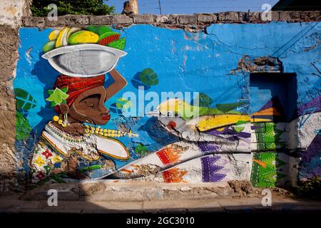 Street Art Wandgemälde eines Palenquera Obstverkäufers an einer Wand in Getsemani, Cartagena. Stockfoto
