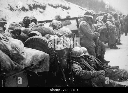 KOREA - 1950. Dezember - die US-Marineinfanteristen des 5. Und 7. Regiments, die einen überraschenden Angriff von drei chinesischen kommunistischen Divisionen zurückschleuderten, Stockfoto