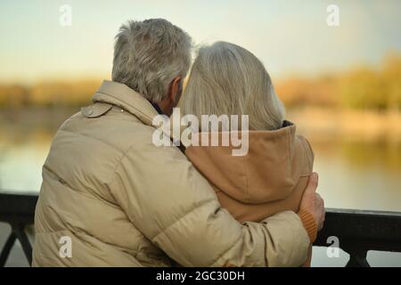 Rückansicht des schönen kaukasischen Seniorenpaares Stockfoto