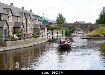 Menschen Touristen in mieten Boot auf dem Monmouthshire & Brecon Canal im Sommer 2021 Brecon Wales UK KATHY DEWITT Stockfoto