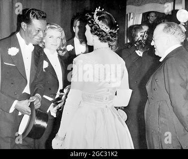 Queen Elizabeth II bei der Royal Variety Performance Chats mit Nat King Cole , rechts von Nat ist Shirley Eaton - 17. Mai 1960 Stockfoto