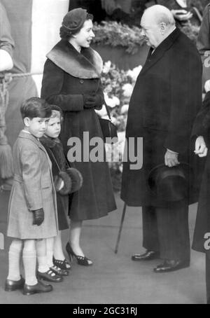 Königin Elizabeth II. Plaudert mit Sir Winston Churchill, während sie auf die Ankunft der Königin Mutter auf der Waterloo Station wartet, nachdem sie von einem Besuch in Kanada und Amerika zurückgekehrt ist. November 1954 Stockfoto