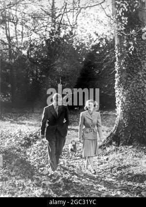 Das glückliche Paar auf ihrer Hochzeitsreise in den Wäldern von Broadlands, Romsey, Prinzessin Elizabeth und dem Herzog von Edinburgh. November 1947 Stockfoto