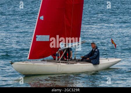 cowes Week, Insel der wight, Segelregatta, Segelregatta, Segler im Boot, Kleine Yacht, Rennyacht, zwei Männer, die eine kleine Yacht segeln, Regatta Stockfoto