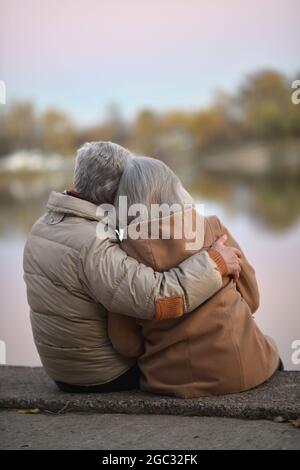 Rückansicht des schönen kaukasischen Seniorenpaares Stockfoto