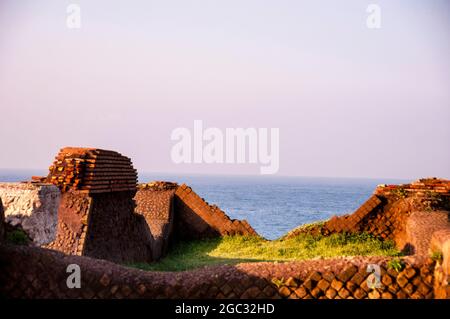 Backsteinreste an der Mittelmeerküste der Villa Imperiale di Nerone, Spielplatz des Kaisers Nero in Anzio, Italien, Teil der antiken römischen Geschichte. Stockfoto