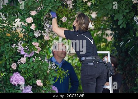 Blumenarranger von Veevers Carter bewegen Blumen vor eine Kirche in Hampshire, die vermutlich der Ort für die Hochzeit von Anthony McPartlin mit Anne-Marie Corbett ist. ANT ist die Hälfte des Unterhaltungs-Duos Ant und Dec. Bilddatum: Freitag, 6. August 2021. Bilddatum: Freitag, 6. August 2021. Stockfoto