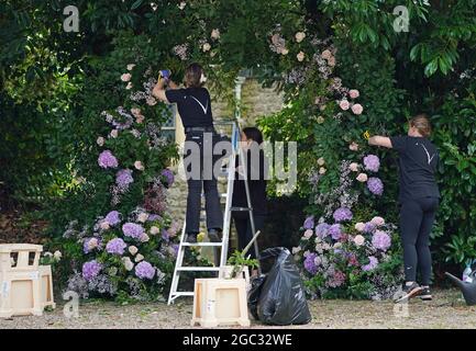 Blumenarranger von Veevers Carter bewegen Blumen vor eine Kirche in Hampshire, die vermutlich der Ort für die Hochzeit von Anthony McPartlin mit Anne-Marie Corbett ist. ANT ist die Hälfte des Unterhaltungs-Duos Ant und Dec. Bilddatum: Freitag, 6. August 2021. Bilddatum: Freitag, 6. August 2021. Stockfoto