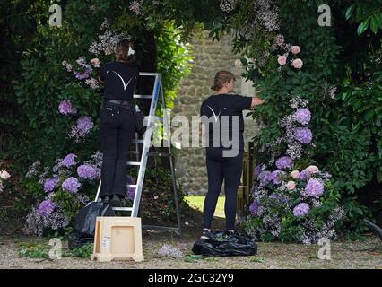 Blumenarranger von Veevers Carter bewegen Blumen vor eine Kirche in Hampshire, die vermutlich der Ort für die Hochzeit von Anthony McPartlin mit Anne-Marie Corbett ist. ANT ist die Hälfte des Unterhaltungs-Duos Ant und Dec. Bilddatum: Freitag, 6. August 2021. Bilddatum: Freitag, 6. August 2021. Stockfoto