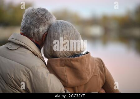 Rückansicht des schönen kaukasischen Seniorenpaares Stockfoto