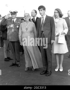 Prinzessin Alice von Griechenland (Mutter des Herzogs von Edinburgh) mit ihren Enkeln, Prinz Charles und Prinzessin Anne, nachdem sie sie bei ihrer Ankunft am Flughafen Athen zur Hochzeit von König Konstantin von Griechenland und Prinzessin Anne-Marie von Dänemark am 18. September 1964 begrüßt hatten. September 1964 Stockfoto