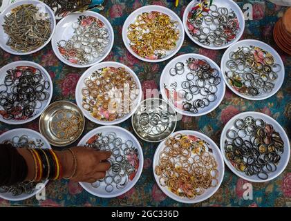 Kathmandu, Bagmati, Nepal. August 2021. Eine nepalesische Frau wählt während des Ghantakarna-Festivals in Kathmandu, Nepal, am 6. August 2021 in einem Geschäft Ringe aus. Die Gemeinde Newar im Kathmandu Valley beobachtet Ghantakarna, ein Fest, das böse Geister vertreiben und Glück einläuten soll. Die Menschen tragen Metallringe, um sich vor allem Übel und bösen Geistern zu schützen. (Bild: © Sunil Sharma/ZUMA Press Wire) Stockfoto