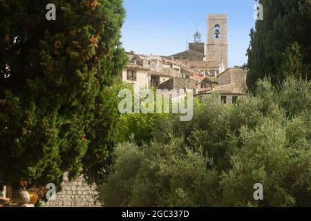 Das Dorf Saint Paul de Vence, eingerahmt von jahrhundertealten Zypressen an einem Sommertag an der französischen Riviera Stockfoto