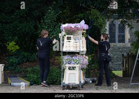 Blumenarranger von Veevers Carter bewegen Blumen vor eine Kirche in Hampshire, die vermutlich der Ort für die Hochzeit von Anthony McPartlin mit Anne-Marie Corbett ist. ANT ist die Hälfte des Unterhaltungs-Duos Ant und Dec. Bilddatum: Freitag, 6. August 2021. Stockfoto